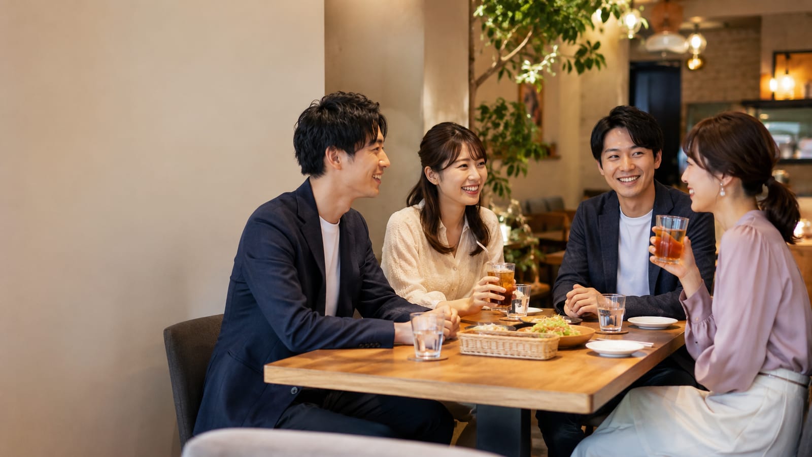 カフェで談笑する男女
